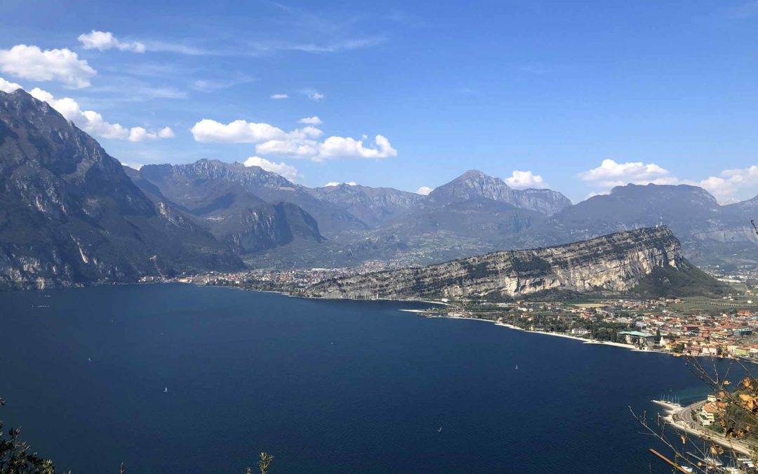 Camminare tra cielo e terra: il sentiero panoramico Busatte – Tempesta sul Lago di Garda